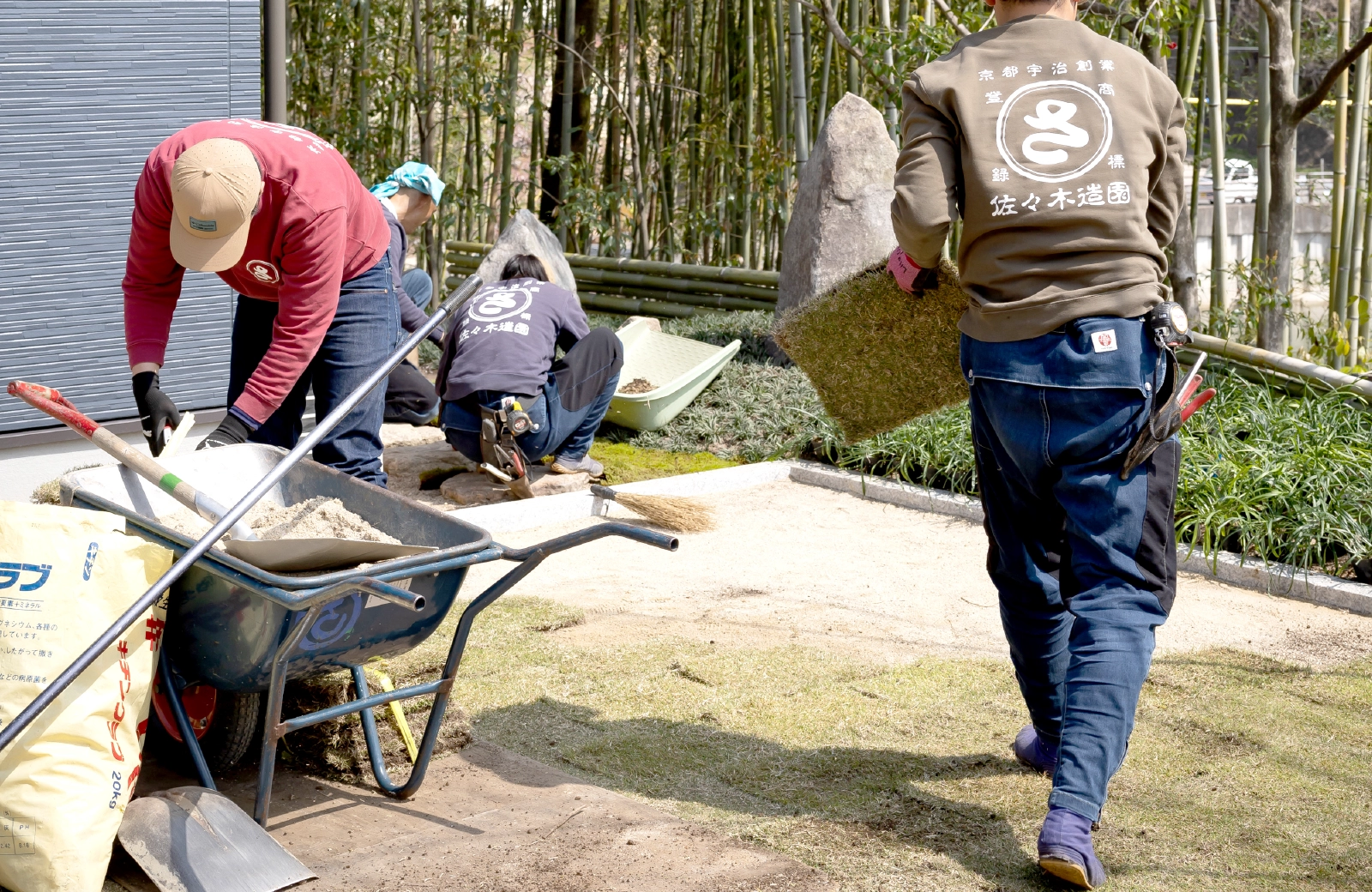 造園、芝庭施工の様子